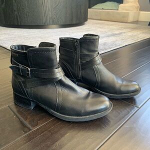 Rockport women’s black boots. Size 8.5